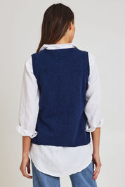 Model Madeline wearing size S of the Mitos Vest in colour Darkblue (Blue), from the back