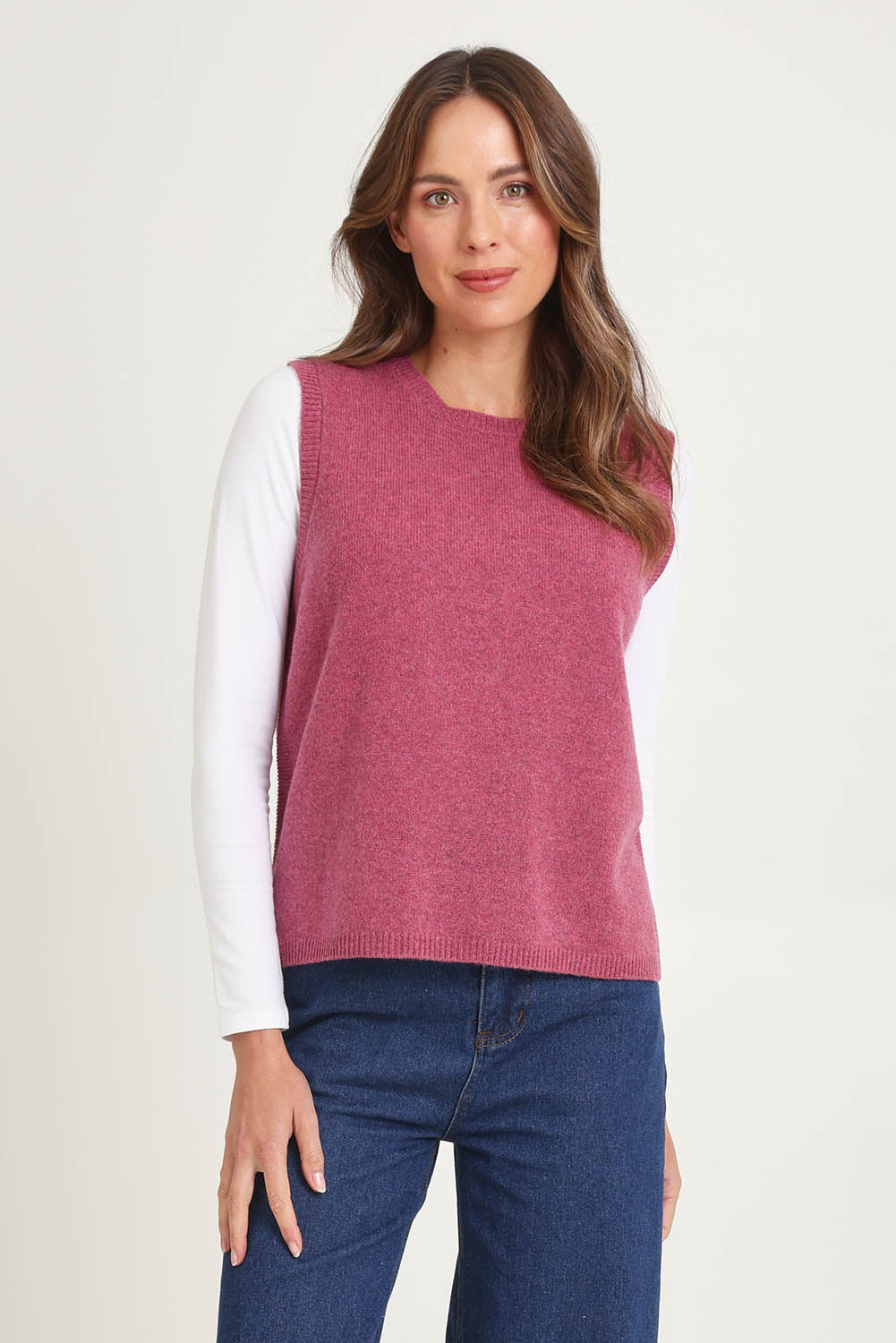 Model Madeline wearing size S of the Mitos Vest in colour Softpink (Pink), from the front, cropped image