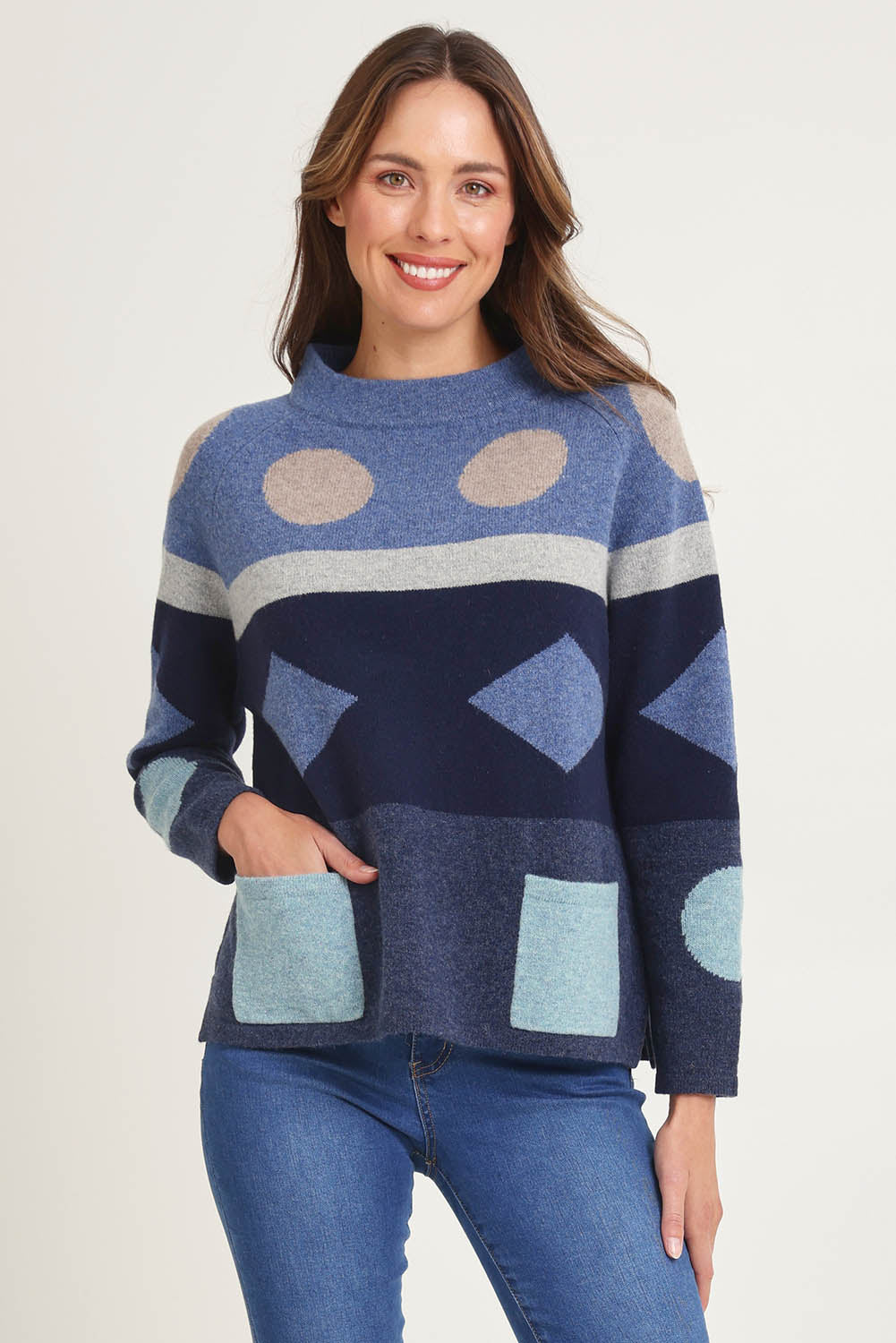 Model Madeline wearing size S of the Popcorn Lambswool Sweater in colour Softblue (Blue), from the front, cropped image