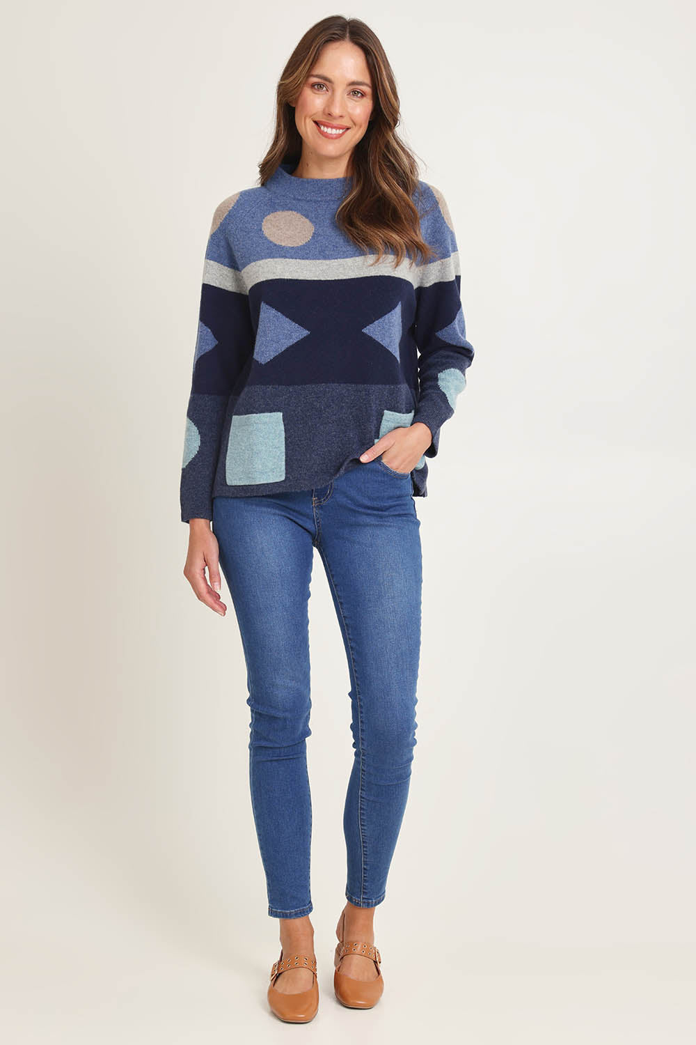 Model Madeline wearing size S of the Popcorn Lambswool Sweater in colour Softblue (Blue), from the front, showing the whole outfit