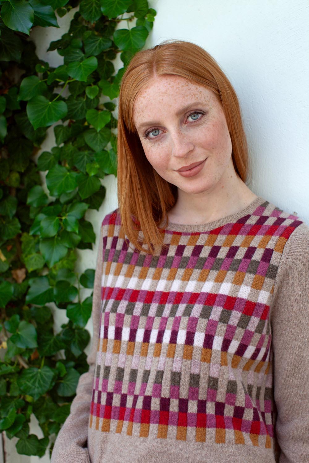 A model wearing the Salka Sweater in colour Oat, from the front, showing the whole outfit