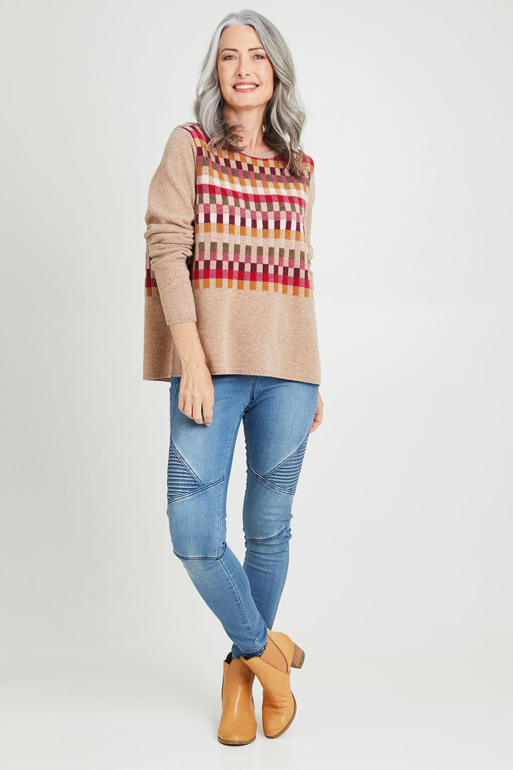 Model Luisa wearing size S of the Salka Sweater in colour Oat, from the front, showing the whole outfit