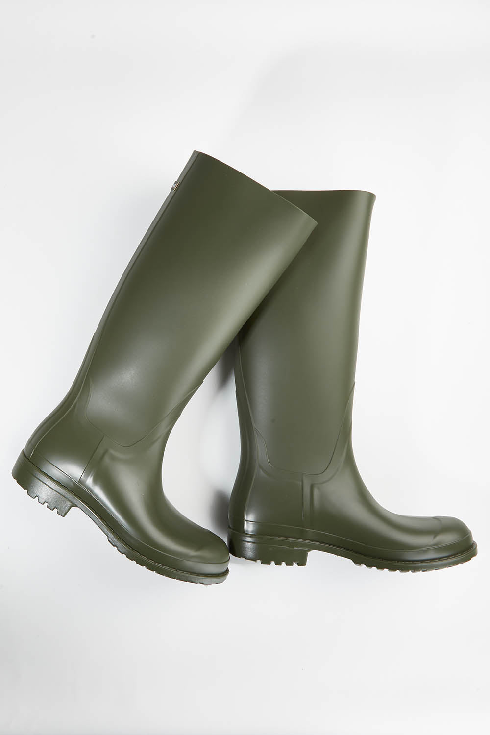 A model wearing size 36 of the Otoki Waterboot Calf Rainboot in colour Olive (Green), from the front, showing the whole outfit