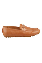 Product shot of the Linden Chain Leather Loafer in colour Lighttan, from the front