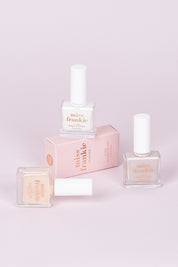 A model wearing size OneSize of the Chip Resistant Nail Polish in colour Secretsoir, from the front, showing the whole outfit