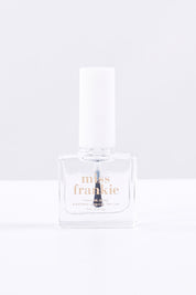 A model wearing size OneSize of the Make Me Shine Top Coat Nailpolish in colour Makemeshin, from the front, showing the whole outfit