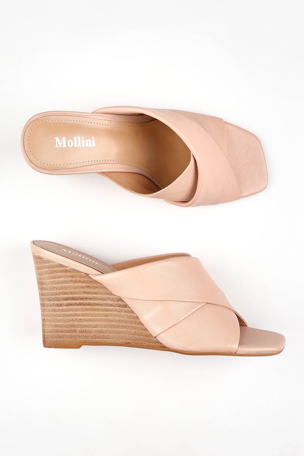 A model wearing size 37 of the Aiya Leather Wedge Heel in colour Dknudenat, from the front, showing the whole outfit