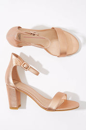 A model wearing size 36 of the Gessie Heel in colour RoseGold (Metallics), from the front, showing the whole outfit
