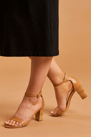 A model wearing size 38 of the Gessie Heel in colour Tan, from the front, cropped image