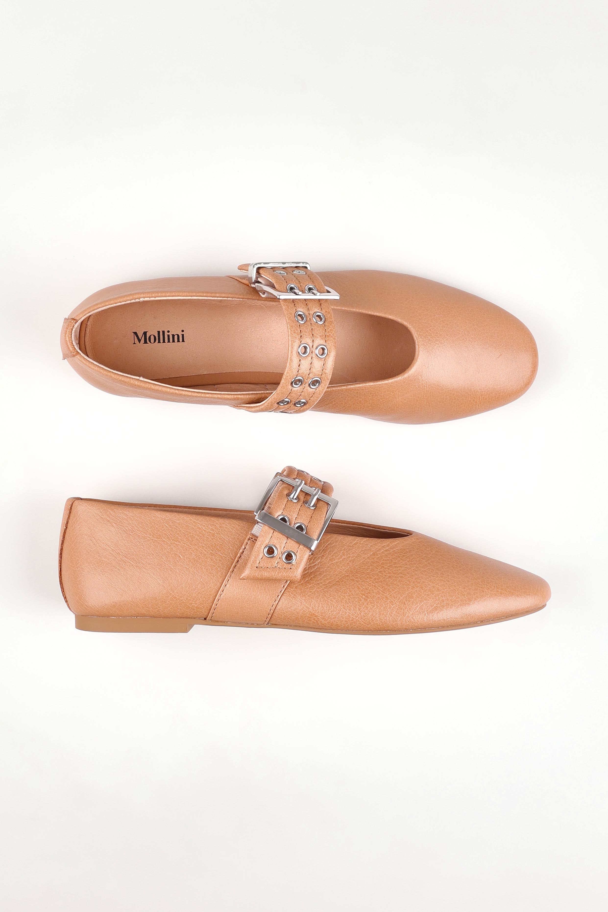 A model wearing size 37 of the Hearts Leather Flat in colour Dktanleath, from the front, showing the whole outfit