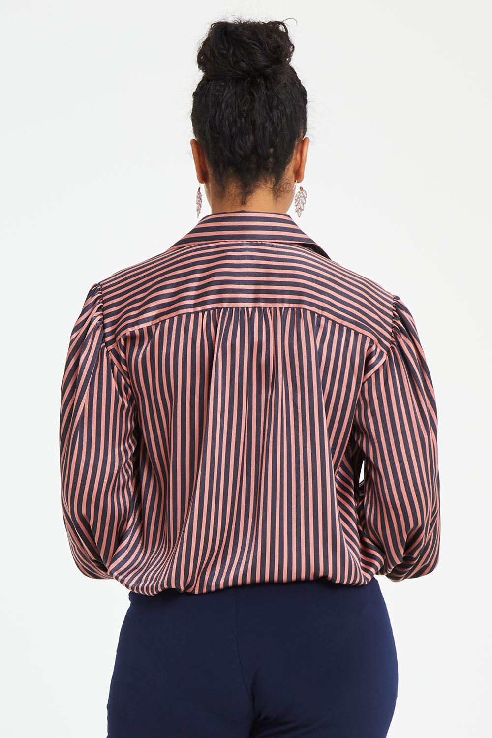 Model Noli wearing size 14 of the Heather Shirt in colour Navypink (Blue), from the back