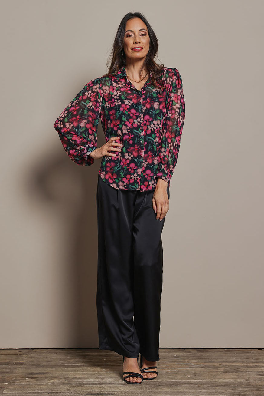 Model Amanda wearing size 10 of the Elina Blouse in colour Blossom (Pink), from the front, showing the whole outfit