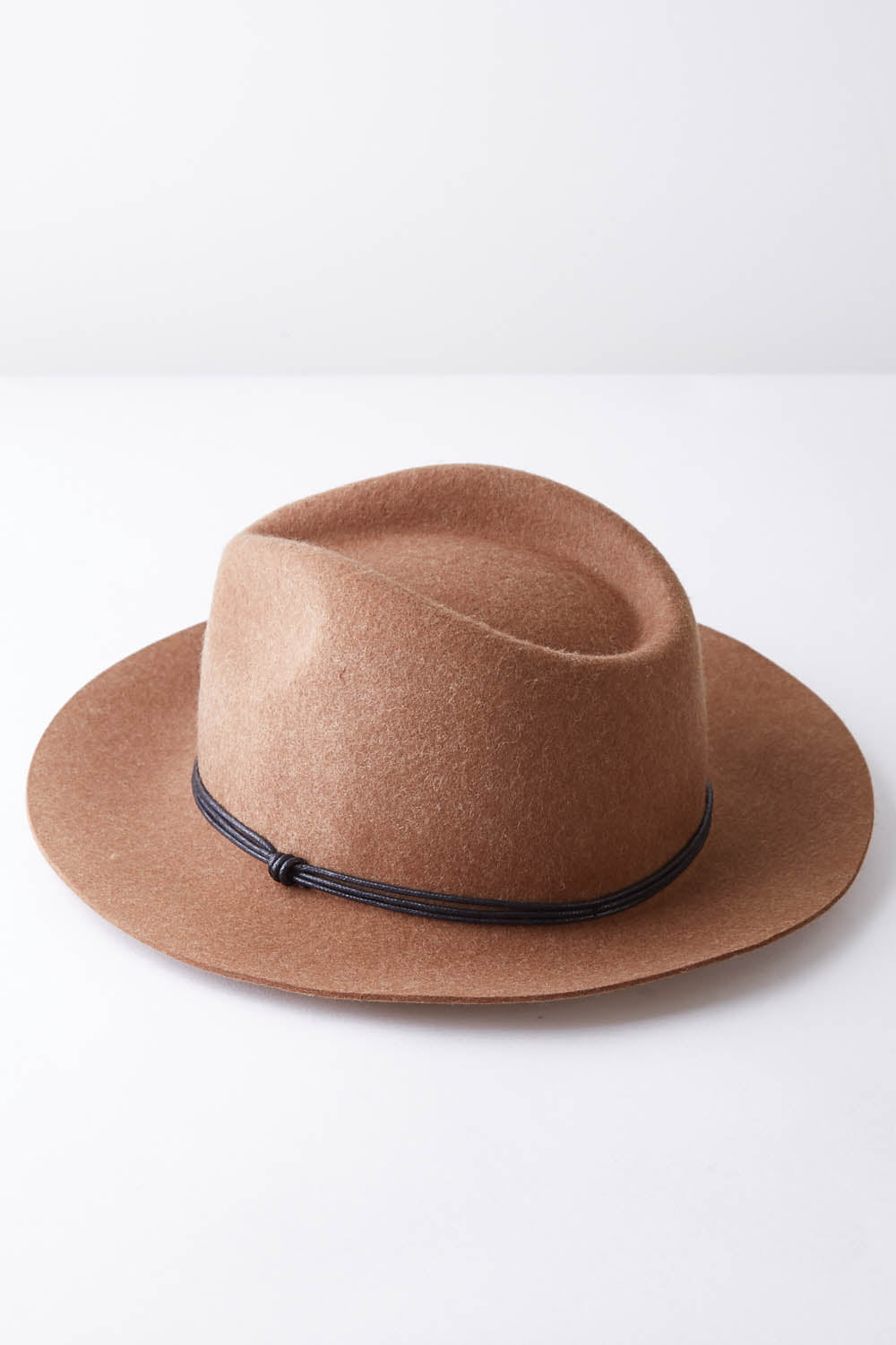 A model wearing size OneSize of the Classic Hat in colour Camel, from the front, showing the whole outfit