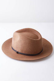 A model wearing size OneSize of the Classic Hat in colour Camel, from the front, showing the whole outfit