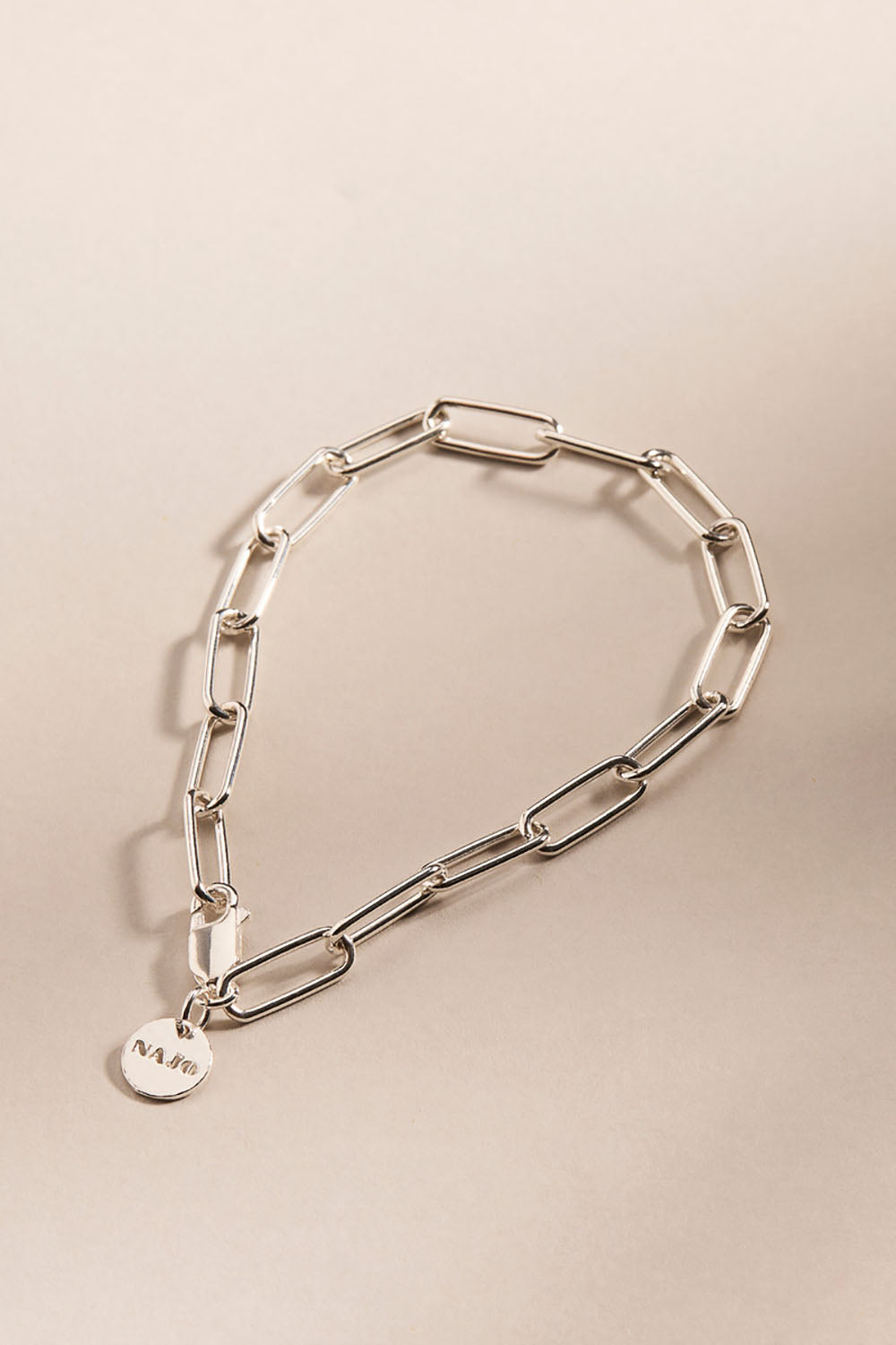 A model wearing the Vista Chain Bracelet in colour Silver (Metallics), from the front, showing the whole outfit