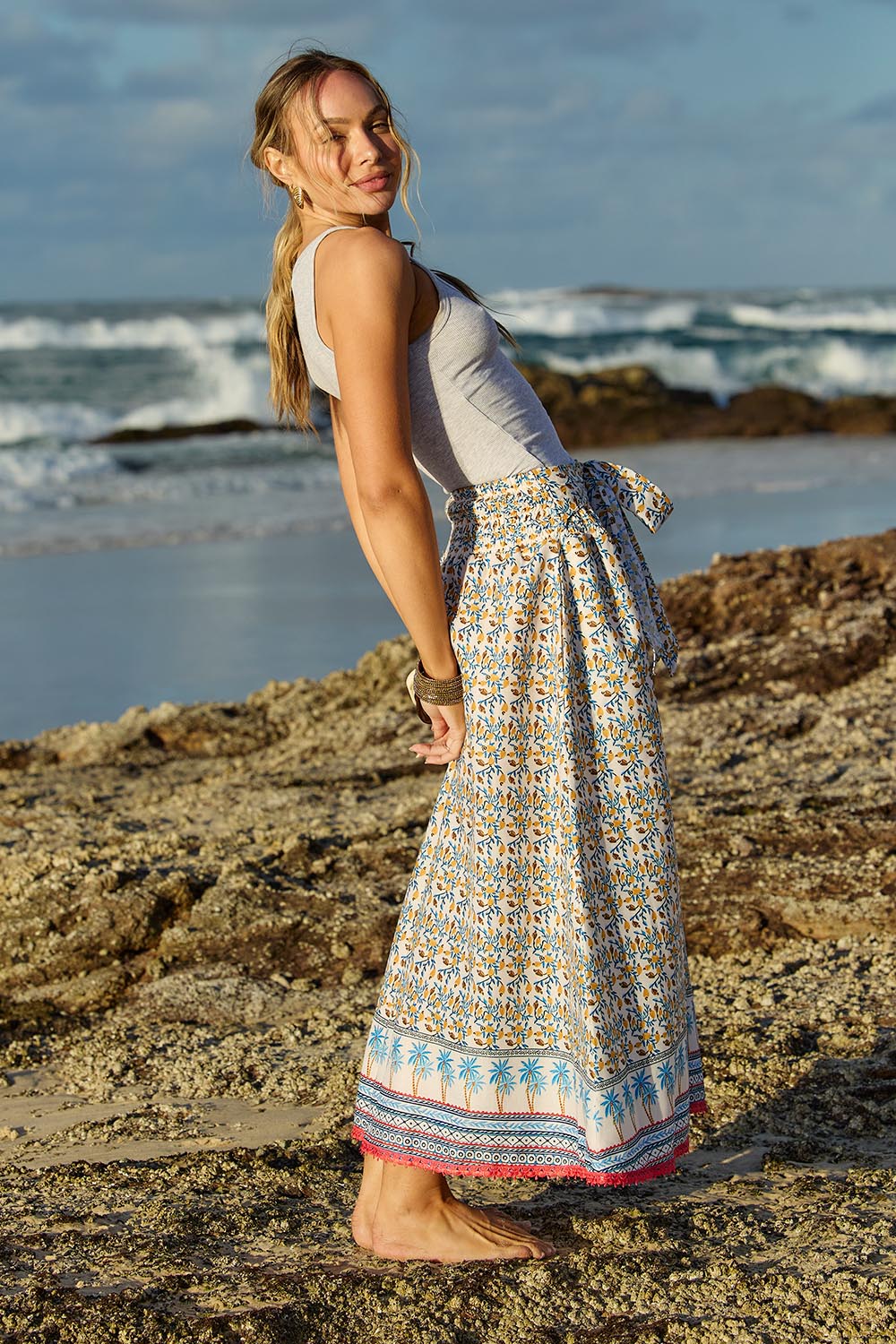 A model wearing the Hendrix Pant in colour Saharablue (Blue), from the front, showing the whole outfit