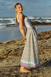 A model wearing the Hendrix Pant in colour Saharablue (Blue), from the front, showing the whole outfit