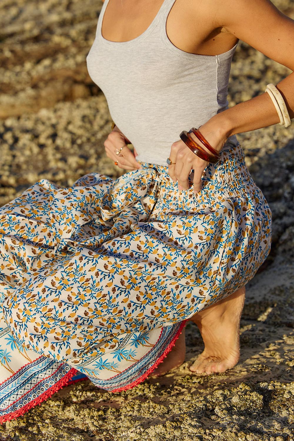 A model wearing the Hendrix Pant in colour Saharablue (Blue), from the front, showing the whole outfit