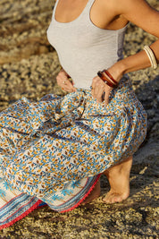 A model wearing the Hendrix Pant in colour Saharablue (Blue), from the front, showing the whole outfit