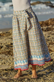 A model wearing the Hendrix Pant in colour Saharablue (Blue), from the front, showing the whole outfit