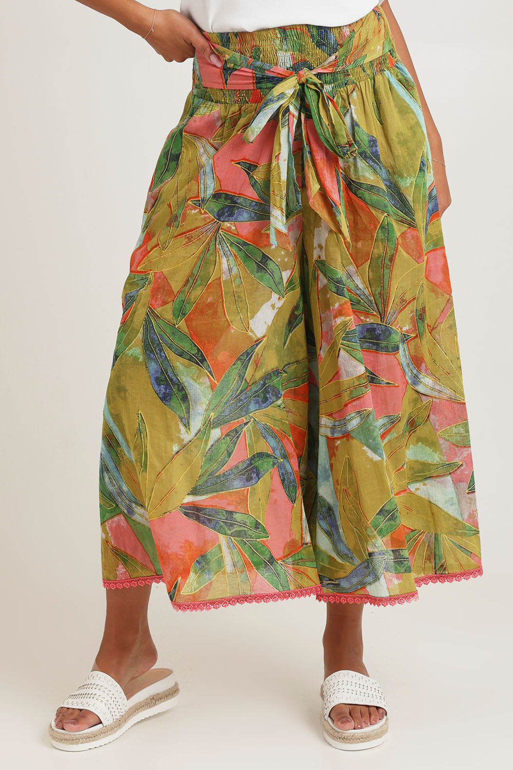 Model Ziara wearing size S of the Hendrix Pant in colour Verde (Green), from the front, cropped image