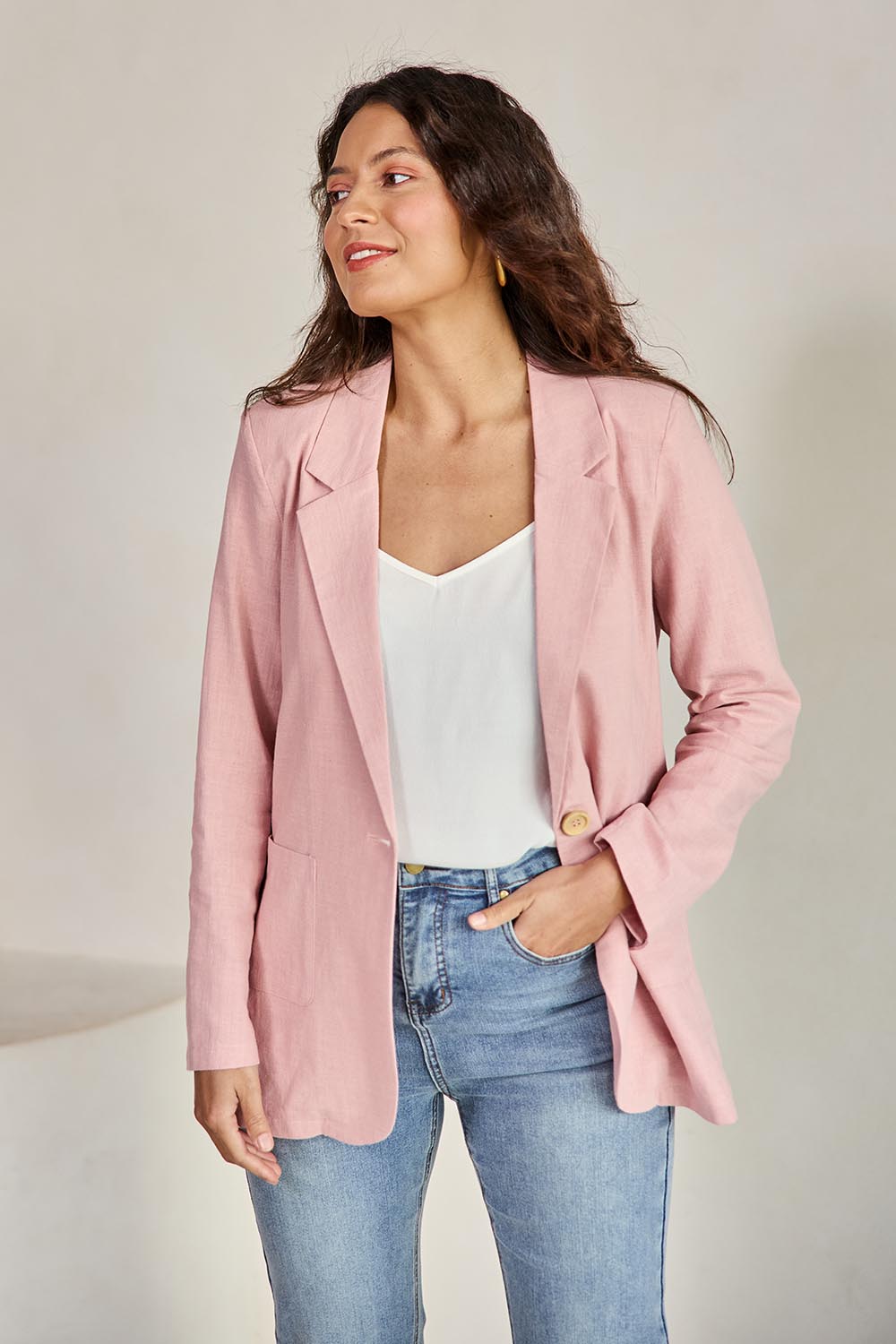 Model Tahneei wearing size 10 of the Cotton Linen Longline Blazer – Softblush in colour Softblush, from an angle