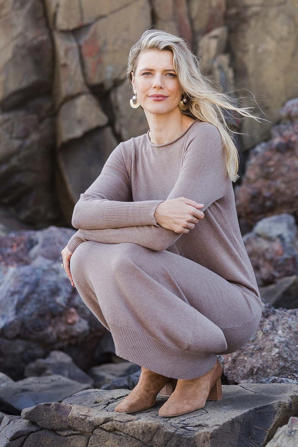 Model Kelly wearing size S of the Cotton Cashmere Knit Dress in colour Timberwolf, from the front, showing the whole outfit