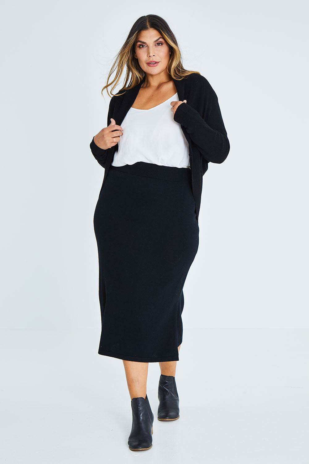 Model Palatina wearing size XL of the Merino Wool Cocoon Cardigan in colour Black (Black), from the front, showing the whole outfit