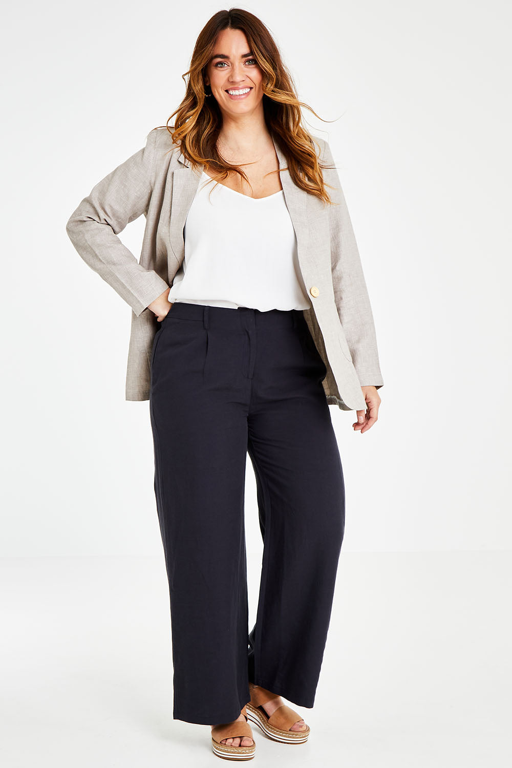 Model Laura wearing size 14 of the Linen Blend Wide Leg Pant in colour Inknavy (Blue), from the front, showing the whole outfit