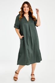Model Laura wearing size 14 of the Linen Summer Relaxed Dress in colour Green (Green), from the front, showing the whole outfit