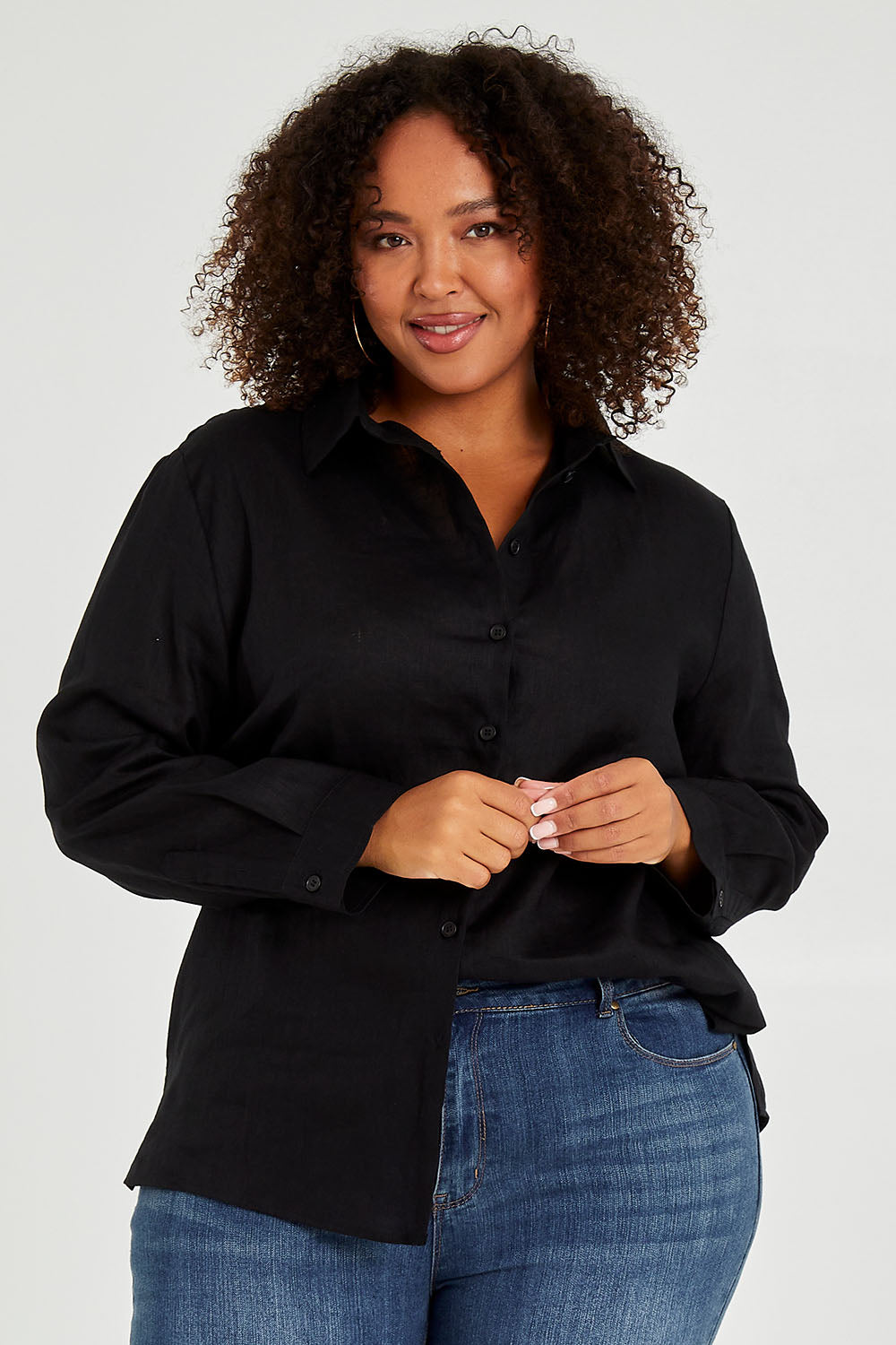 Model Alexis wearing size 16 of the Linen Oversized Boyfriend Shirt in colour Black (Black), from the front, cropped image
