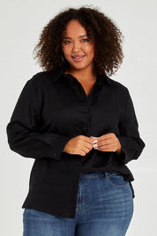 Model Alexis wearing size 16 of the Linen Oversized Boyfriend Shirt in colour Black (Black), from the front, cropped image