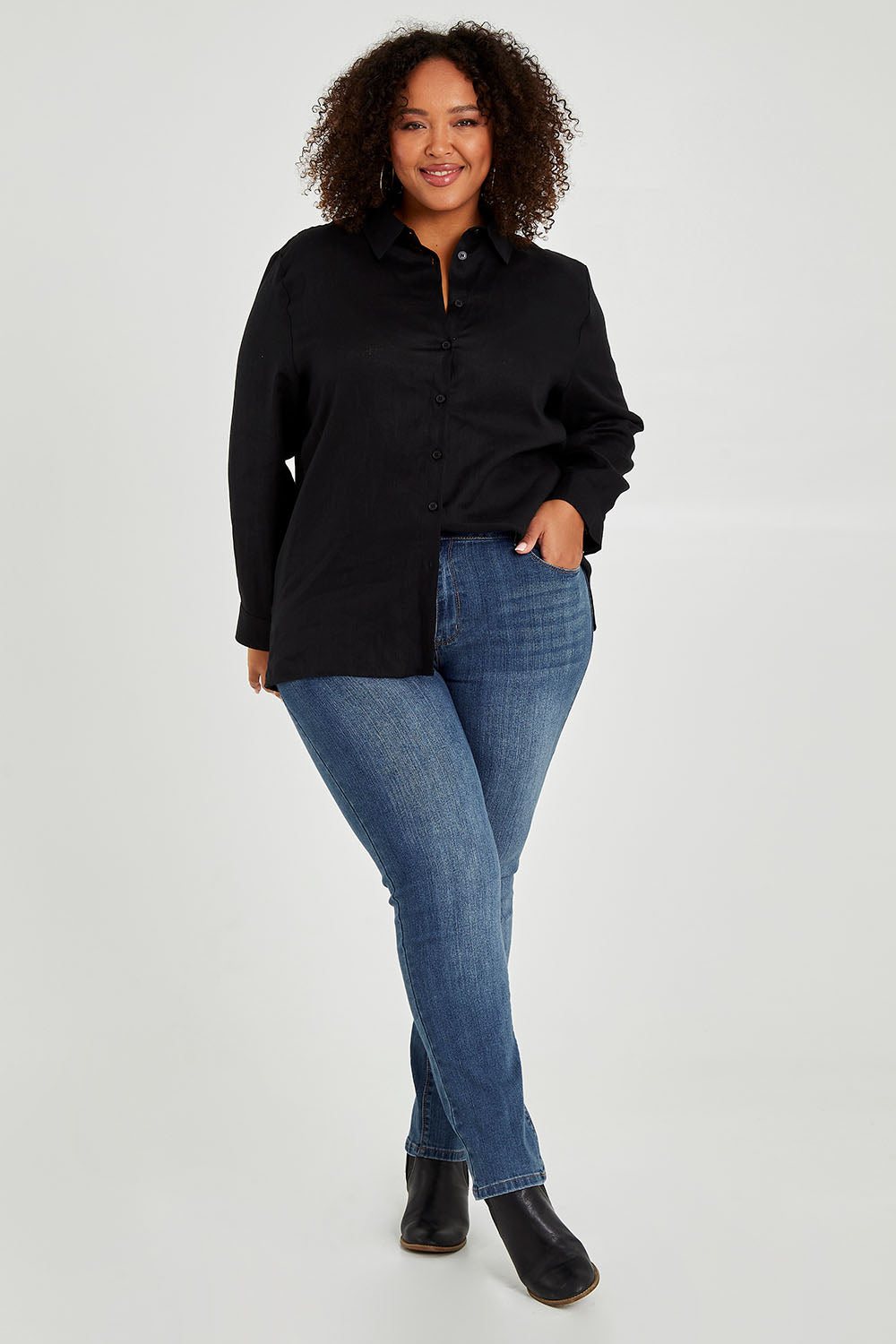 Model Alexis wearing size 16 of the Linen Oversized Boyfriend Shirt in colour Black (Black), from the front, showing the whole outfit