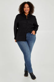 Model Alexis wearing size 16 of the Linen Oversized Boyfriend Shirt in colour Black (Black), from the front, showing the whole outfit