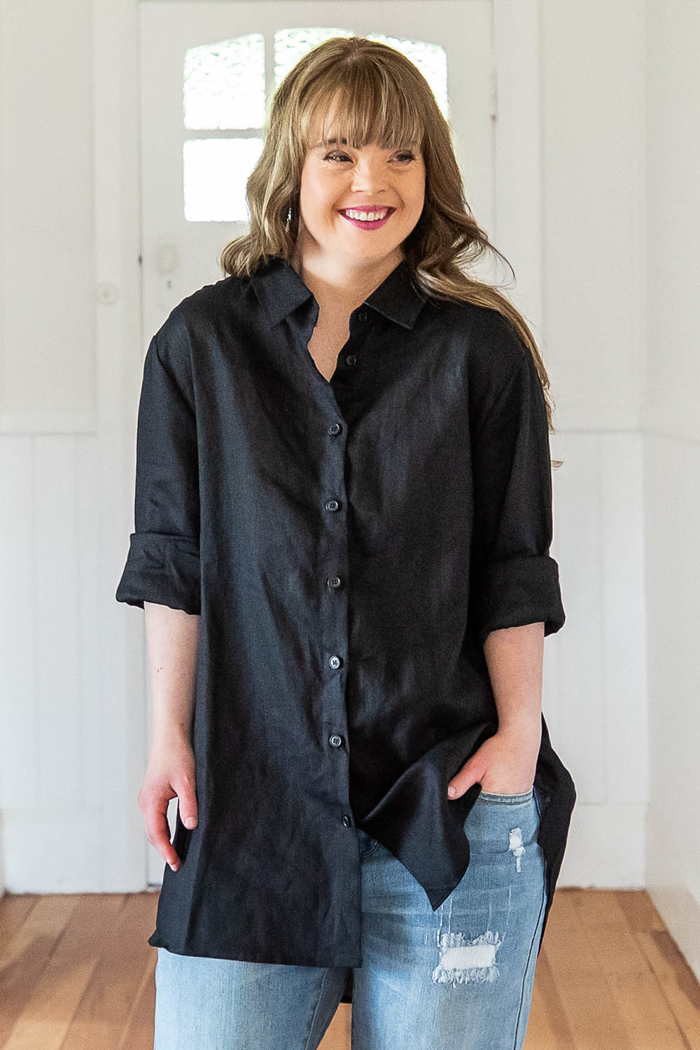 Model Katie wearing size 8 of the Linen Oversized Boyfriend Shirt in colour Black (Black), from the front, showing the whole outfit