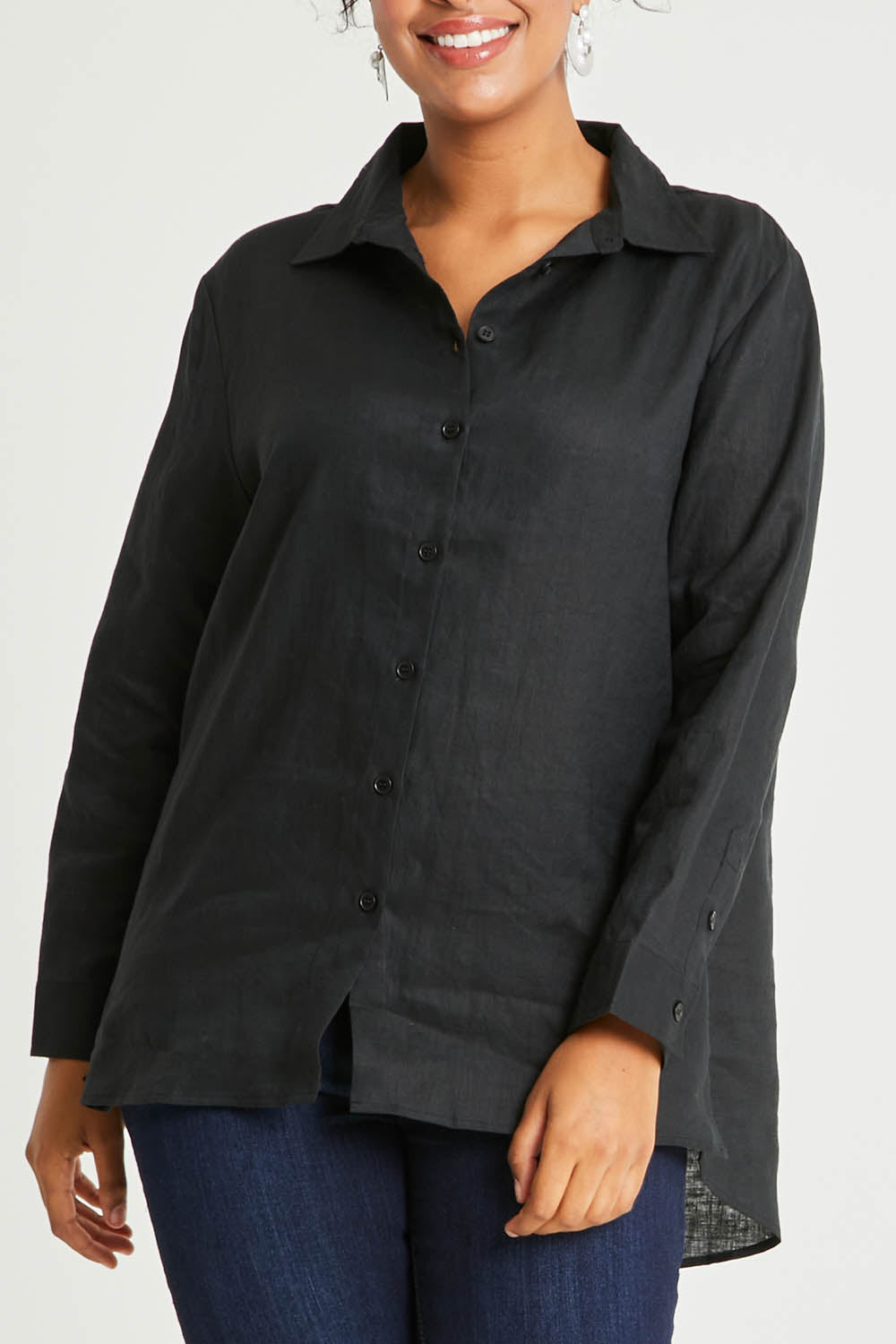 Model Noli wearing size 14 of the Linen Oversized Boyfriend Shirt in colour Black (Black), from the front, cropped image
