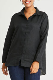 Model Noli wearing size 14 of the Linen Oversized Boyfriend Shirt in colour Black (Black), from the front, cropped image