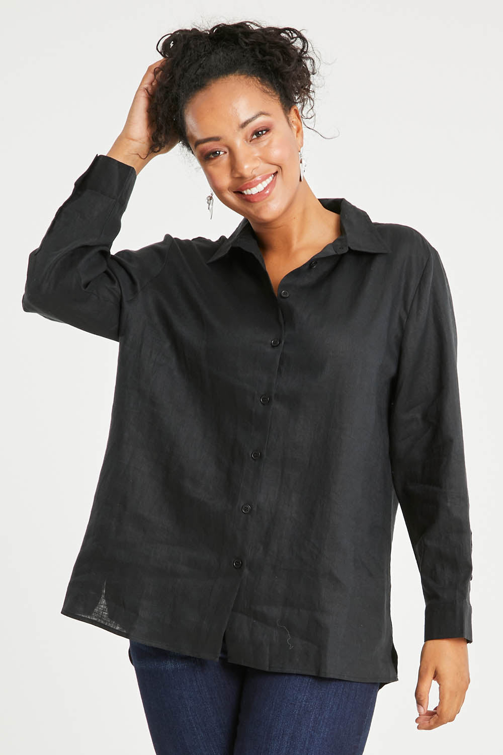 Model Noli wearing size 14 of the Linen Oversized Boyfriend Shirt in colour Black (Black), from the front, cropped image