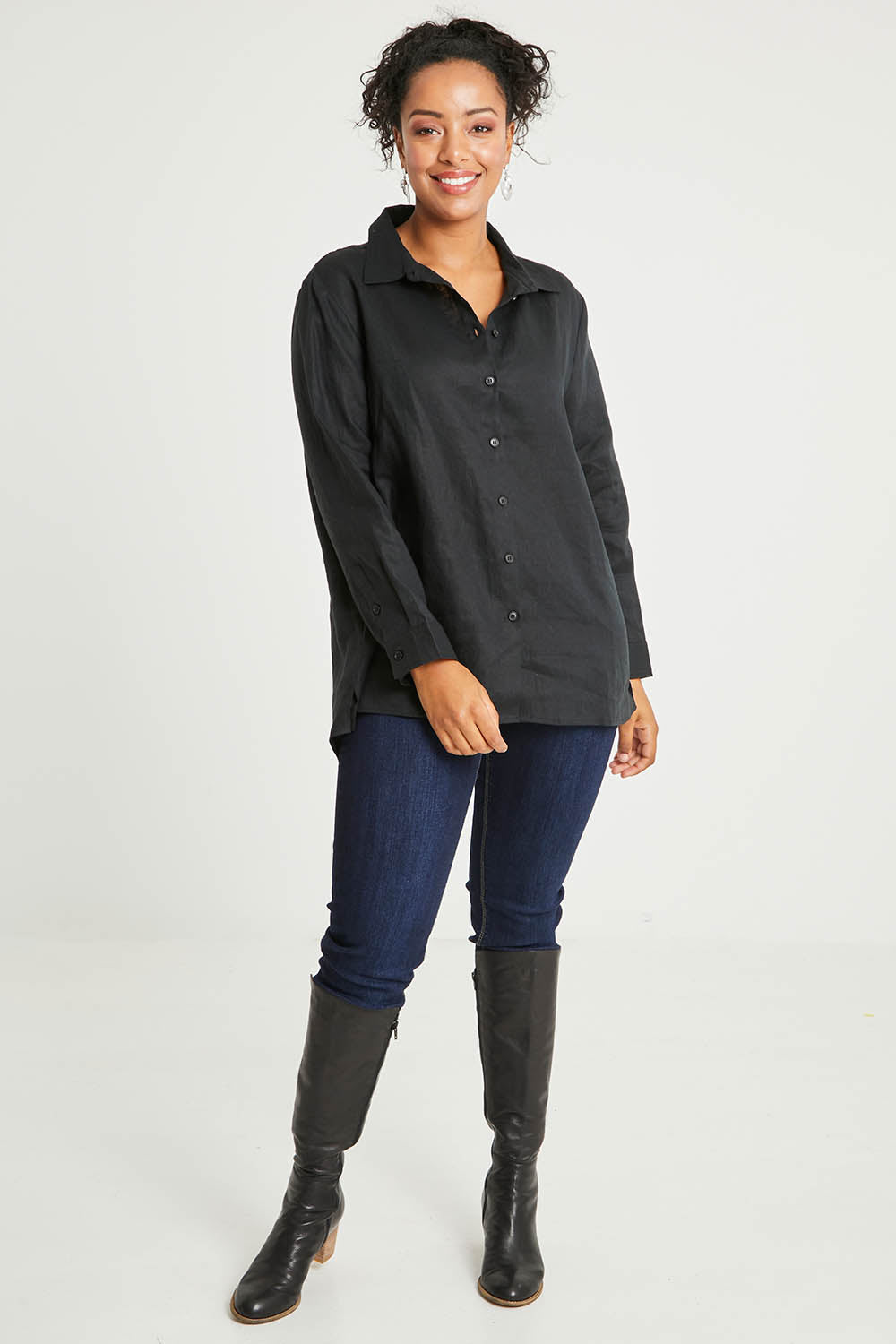 Model Noli wearing size 14 of the Linen Oversized Boyfriend Shirt in colour Black (Black), from the front, showing the whole outfit