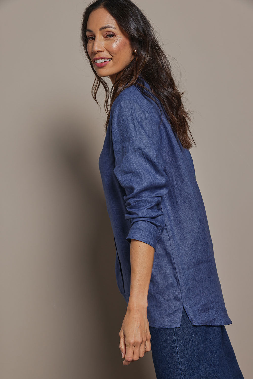 Model Amanda wearing size 10 of the Linen Oversized Boyfriend Shirt in colour Denim (Blue), from the front, cropped image