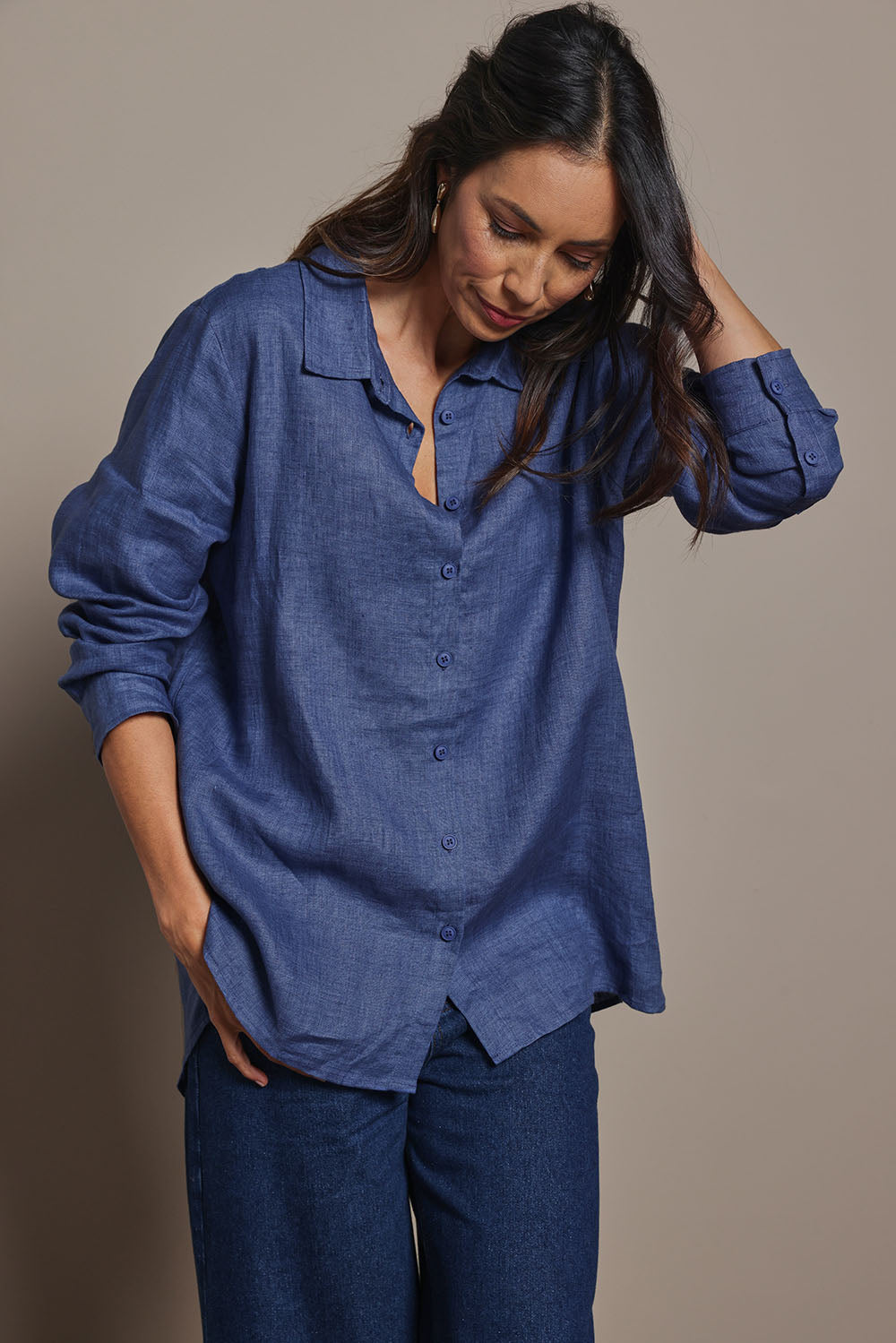 Model Amandam wearing size 10 of the Linen Oversized Boyfriend Shirt - Denim in colour Denim, in a cropped view