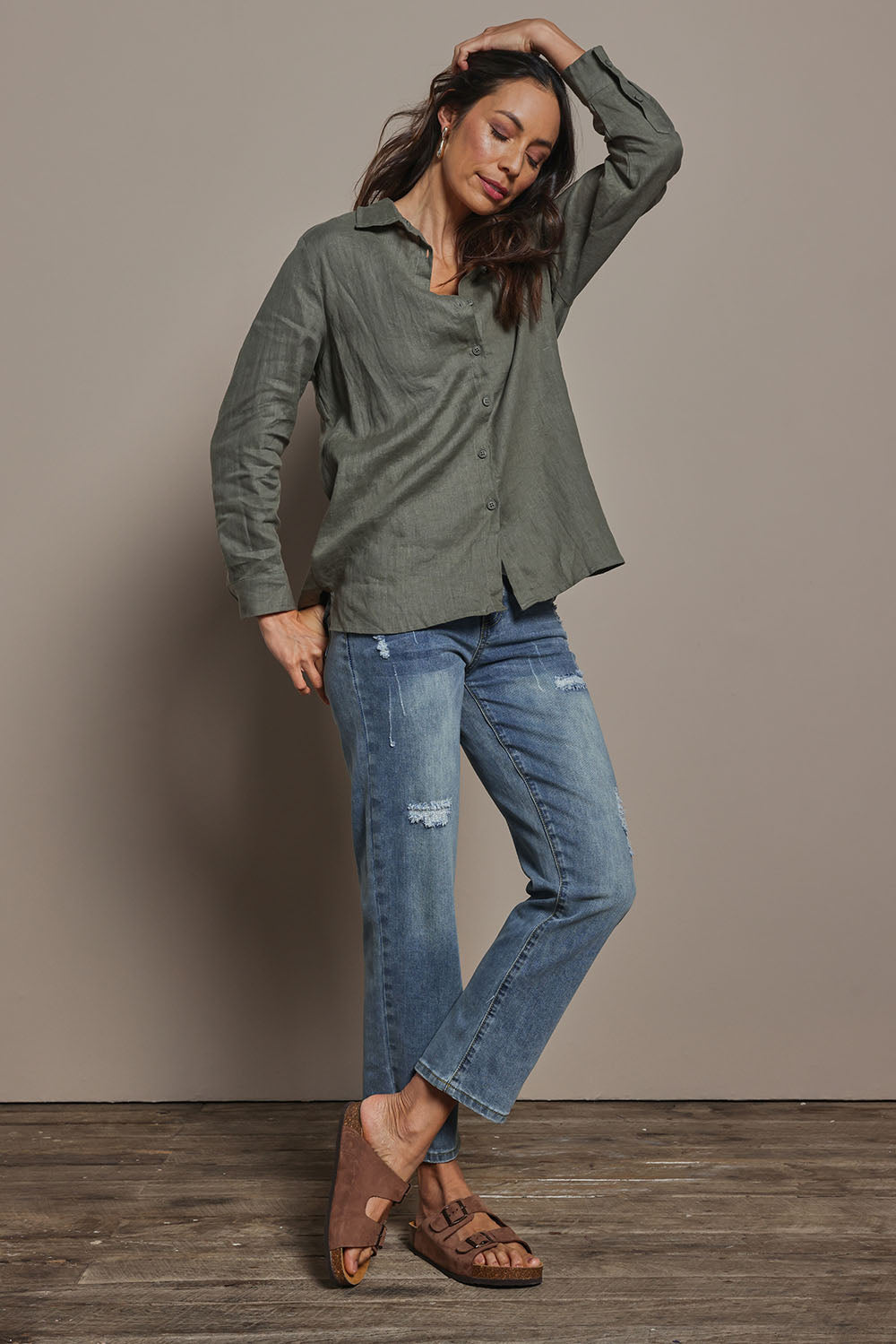 Model Amanda wearing size 10 of the Linen Oversized Boyfriend Shirt in colour Olive (Green), from the front, showing the whole outfit