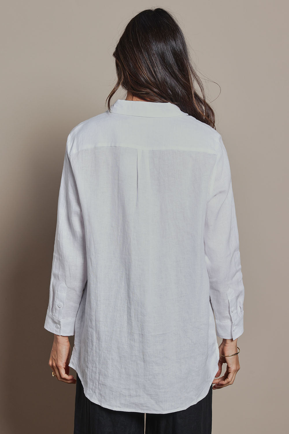 Model Amanda wearing size 10 of the Linen Oversized Boyfriend Shirt in colour White (White), from the back