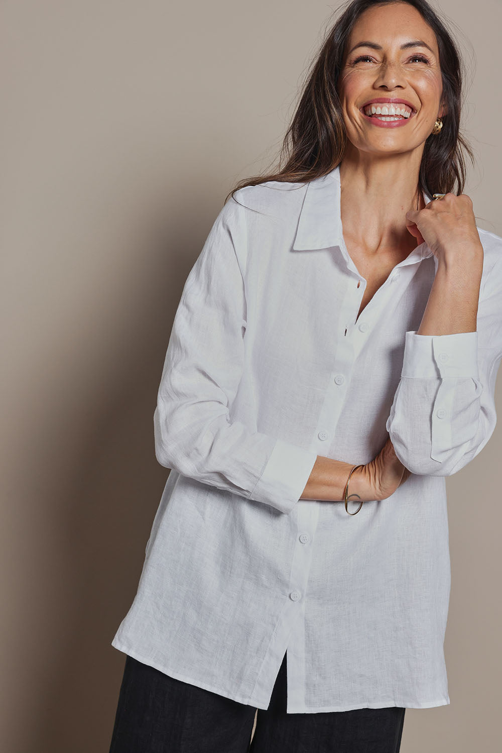 Model Amanda wearing size 10 of the Linen Oversized Boyfriend Shirt in colour White (White), from the front, cropped image