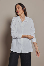 Model Amanda wearing size 10 of the Linen Oversized Boyfriend Shirt in colour White (White), from the front, cropped image