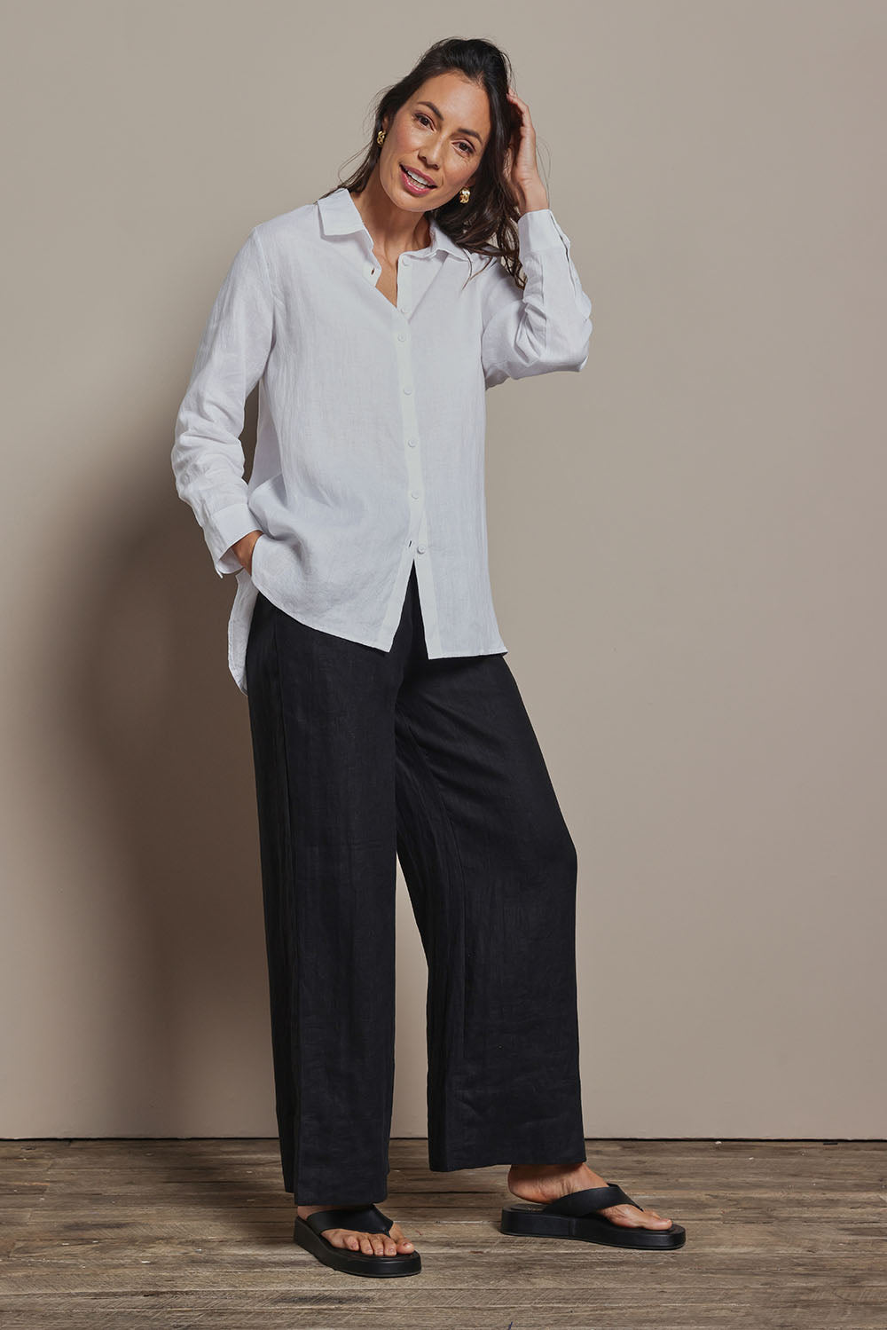 Model Amanda wearing size 10 of the Linen Oversized Boyfriend Shirt in colour White (White), from the front, showing the whole outfit