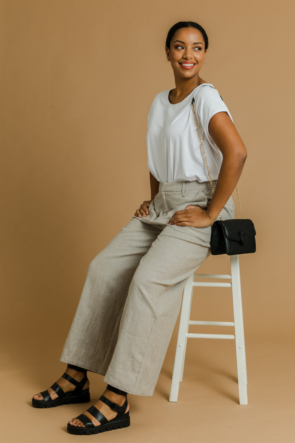 Model Noli wearing size 14 of the Linen Cotton Wide Leg Pant in colour Desertsand, from the front, showing the whole outfit