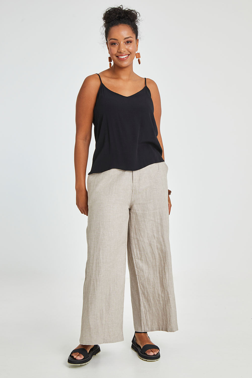 Model Noli wearing size 14 of the Linen Cotton Wide Leg Pant in colour Desertsand, from the front, showing the whole outfit