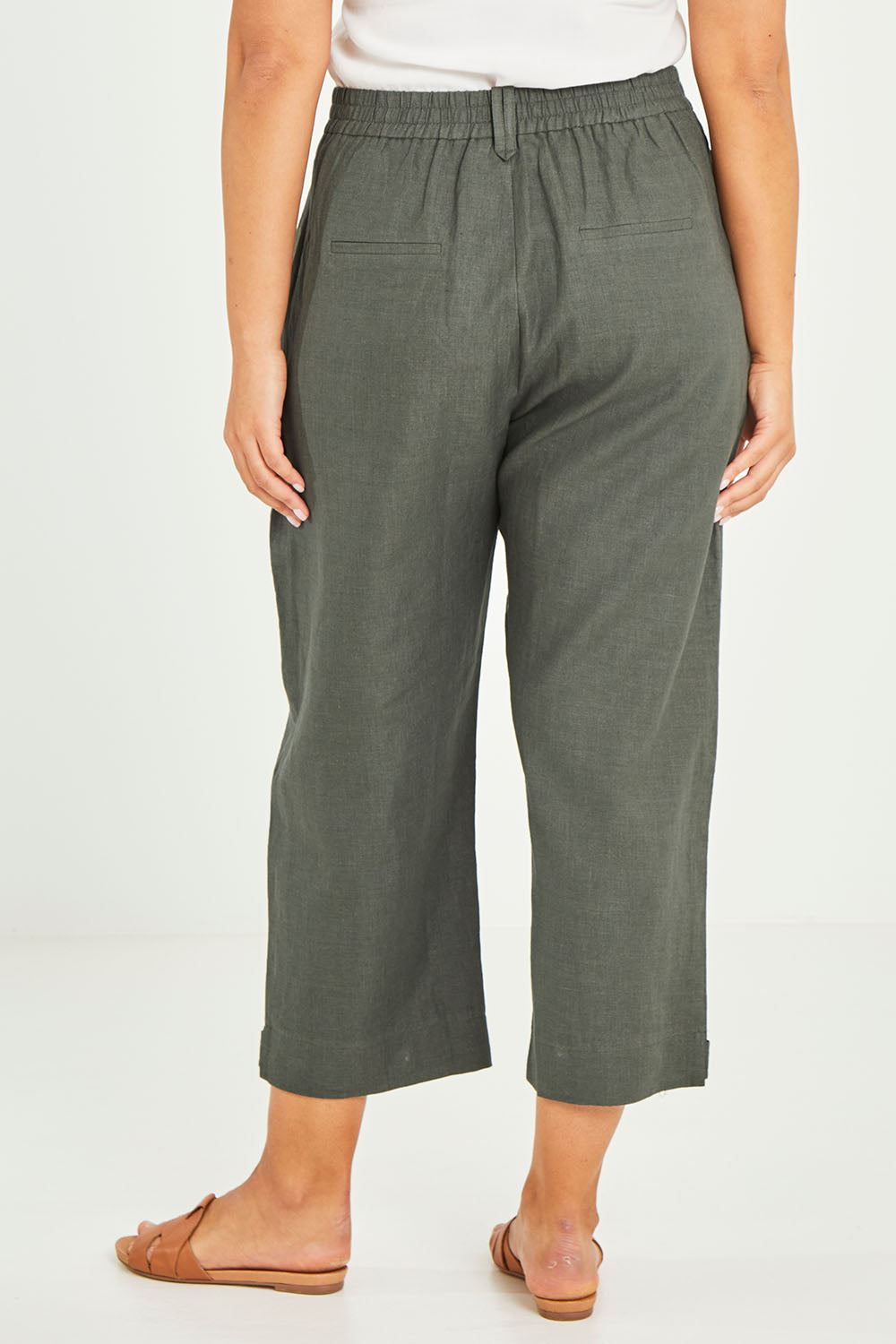 Model Terri-Leigh wearing size 14 of the Linen Cotton 7/8 Pant in colour Olive (Green), from the back