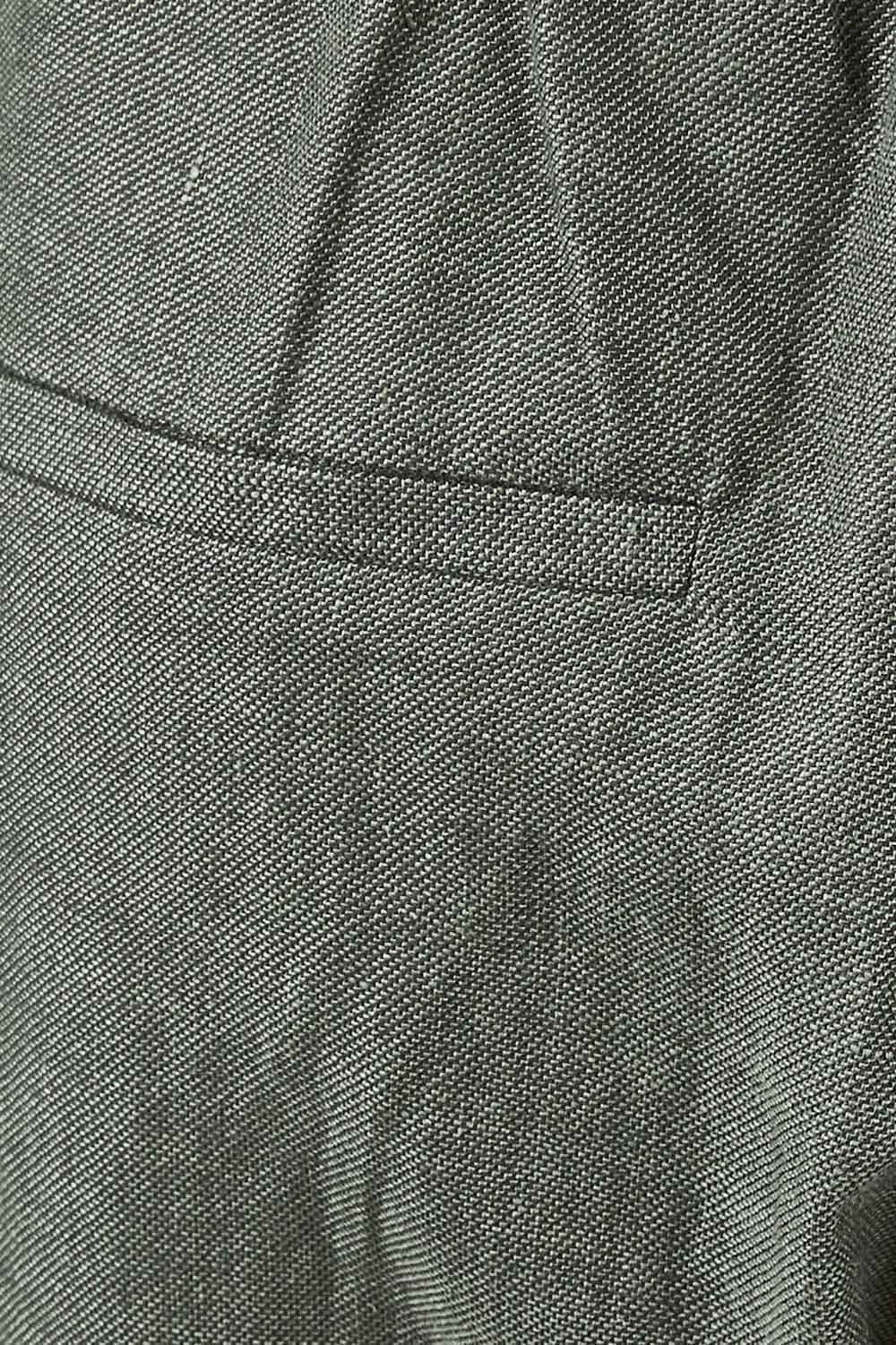 Product shot of the Linen Cotton 7/8 Pant in colour Olive (Green), detail